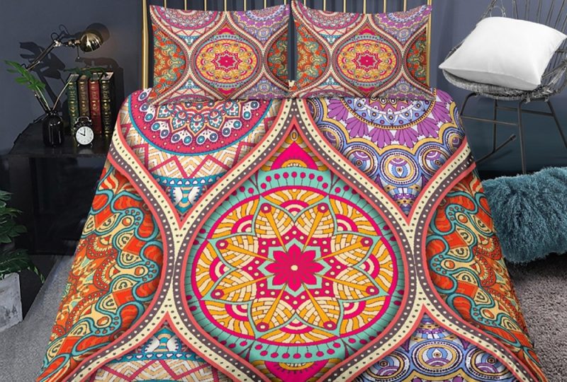 Parure de lit colorée motif mandala. Bonne qualité, confortable sur un lit dans une maison