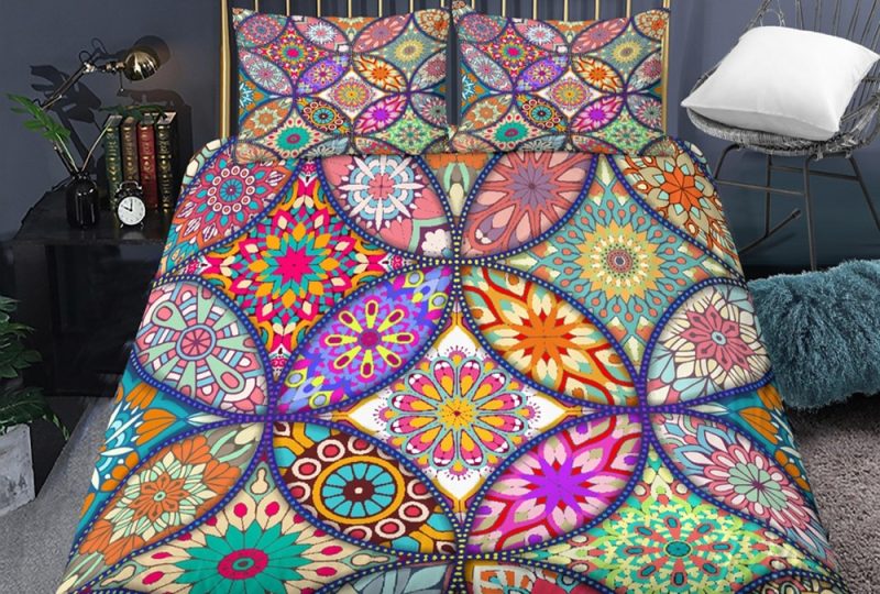 Parure de lit mandala style bohème.Bonne qualité, confortable et à la mode sur un lit dans une maison