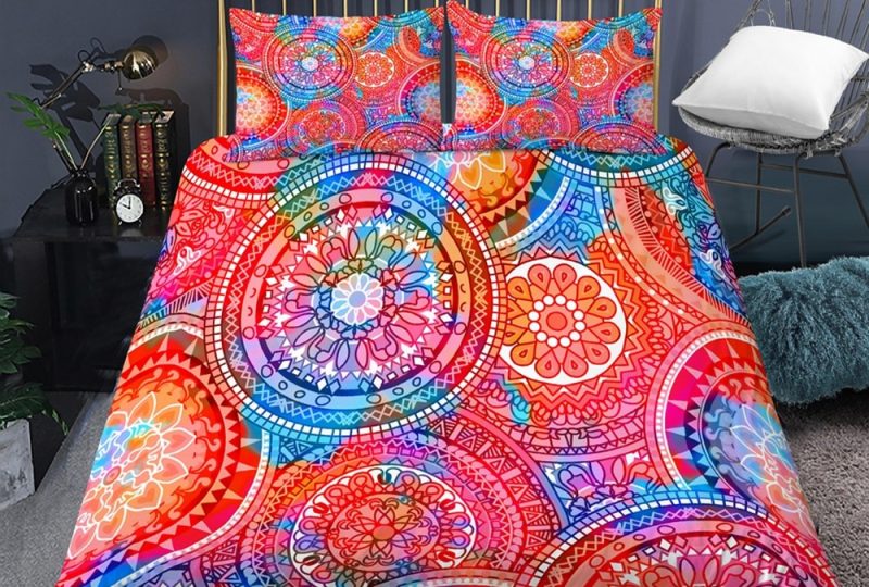 Parure de lit mandala orange. Bonne qualité, confortable et à la mode sur un lit dans une maison