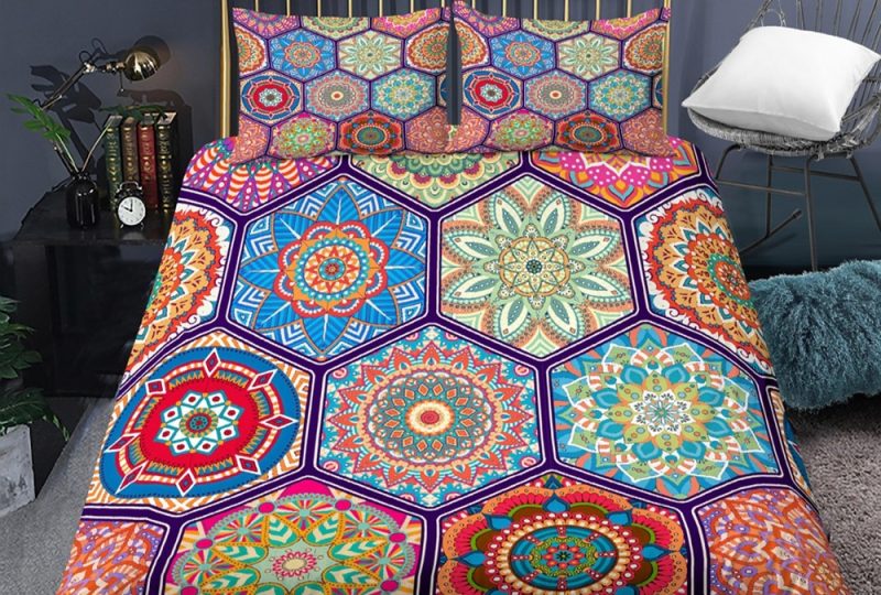 Parure de lit hexagone motif mandala. Bonne qualité, confortable et à la mode sur un lit dans une maison
