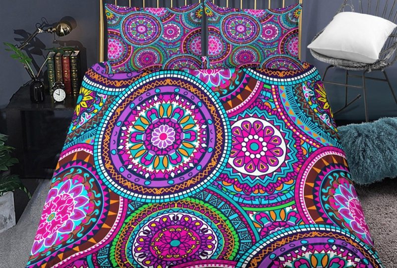 Parure de lit mandala violette. Bonne qualité, confortable et à la mode sur un lit dans une maison