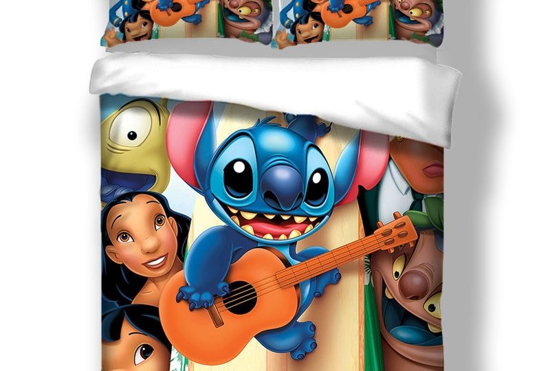 Parure de lit Stitch jouant à la guitare. Bonne qualité, confortable et à la mode sur un lit dans une maison