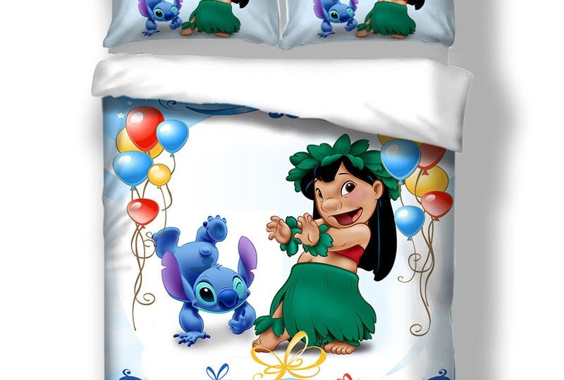 Parure de lit blanche motif Lilo et Stitch en train de danser. Bonne qualité, confortable et à la mode sur un lit dans une maison