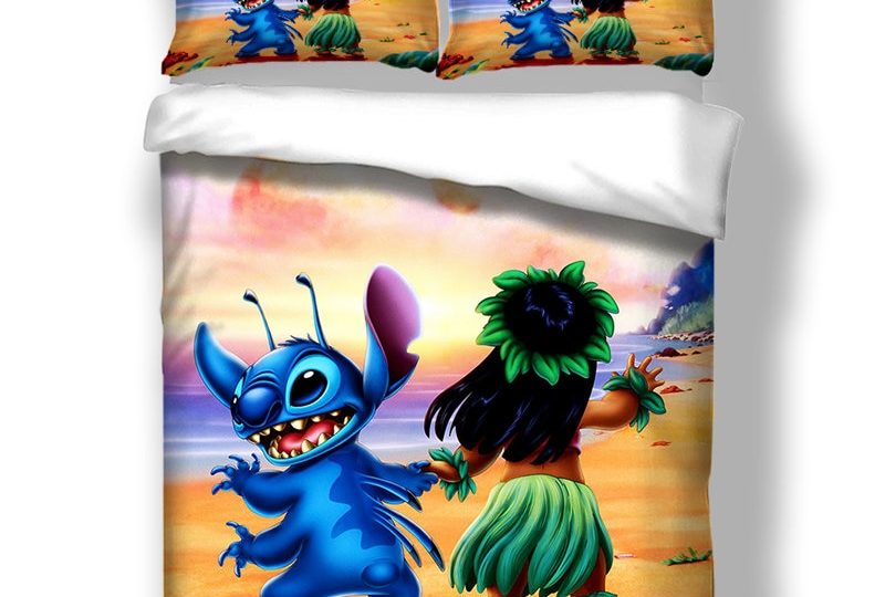 Parure de lit Lilo et Stitch qui dansent. Bonne qualité, confortable et à la mode sur un lit dans une maison
