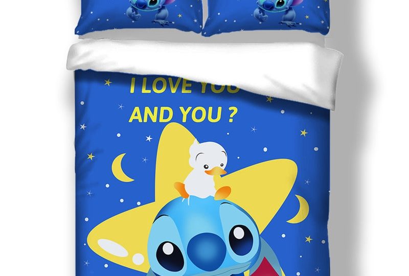 Parure de lit bleue motif Stitch et petits canards. Bonne qualité, confortable et à la mode sur un lit dans une maison