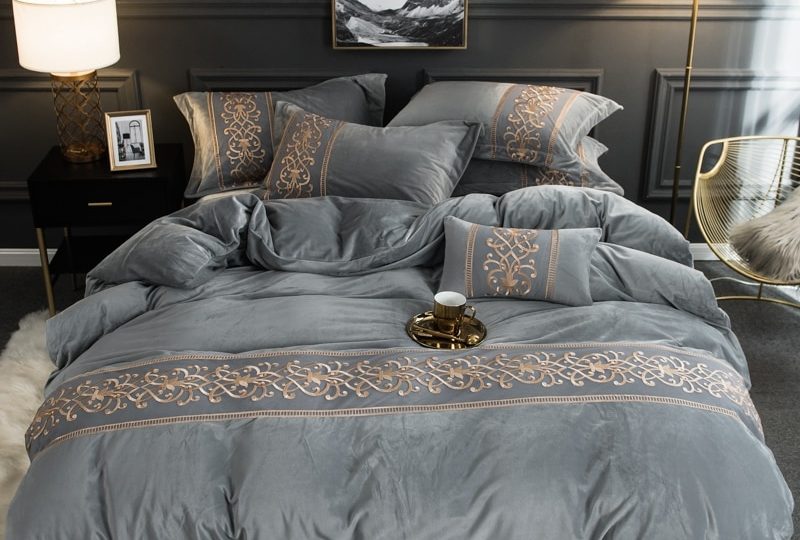 52762-788309.jpg Parure de lit grise molletonné brodée. Bonne qualité, confortable et à la mode sur un lit dans une maison