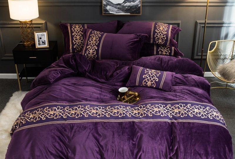 Parure de lit violette molletonné brodée. Bonne qualité, confortable et à la mode sur un lit dans une maison