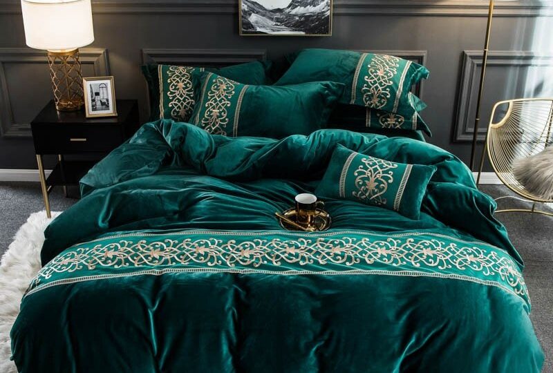Parure de lit verte molletonné brodée. Bonne qualité, confortable et à la mode sur un lit dans une maison