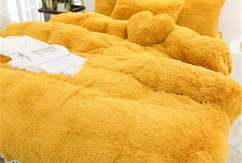 Parure de lit jaune effet fourrure. Bonne qualité, confortable et à la mode sur un lit dans une maison