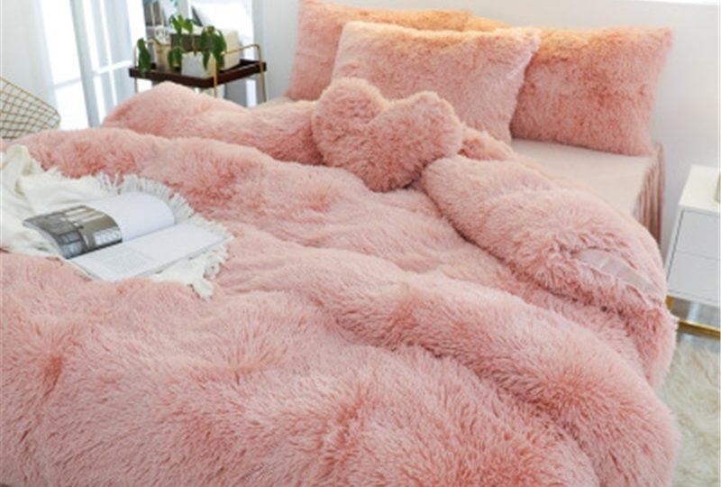 Parure de lit rose pêche effet fourrure. Bonne qualité, confortable et à la mode sur un lit dans une maison