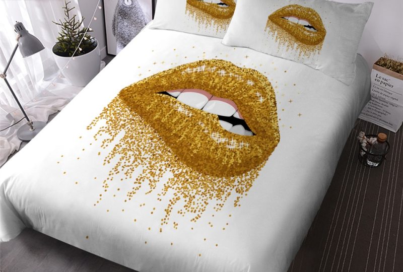 Parure de lit blanche à motif lèvres dorées. Bonne qualité, confortable et à la mode sur un lit dans une maison