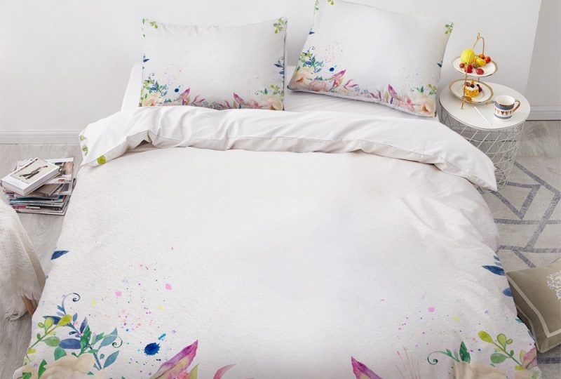 53280-0e5c3f.jpg Parure de lit blanche bordée de fleurs. Bonne qualité, confortable et à la mode sur un lit dans une maison