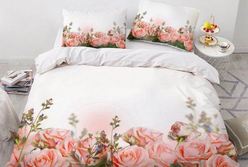 Parure de lit blanche à motif roses. Bonne qualité, confortable et à la mode sur un lit dans une maison