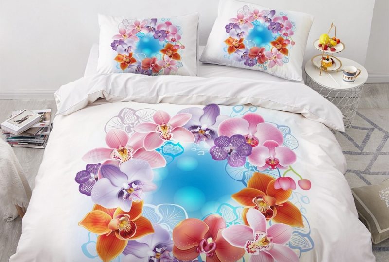 Parure de lit blanche à motif couronne de fleurs. Bonne qualité, confortable et à la mode sur un lit dans une maison