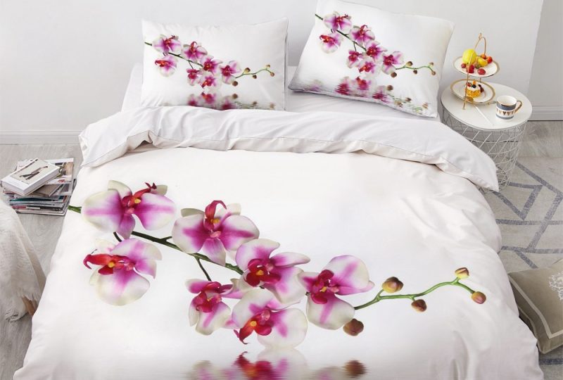 Parure de lit blanche avec imprimé fleuri. Bonne qualité, confortable et à la mode sur un lit dans une maison