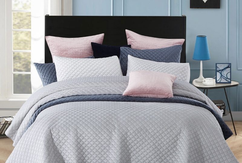 Parure de lit gris argent à motifs géométriques en relief. Bonne qualité, confortable et à la mode sur un lit dans une maison