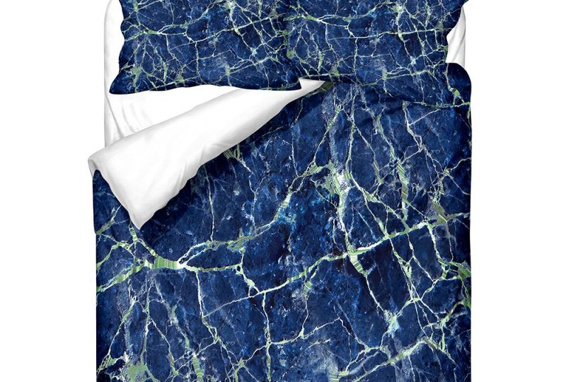 53648-194888.jpg Parure de lit marbre bleu. Bonne qualité, confortable et à la mode sur un lit dans une maison