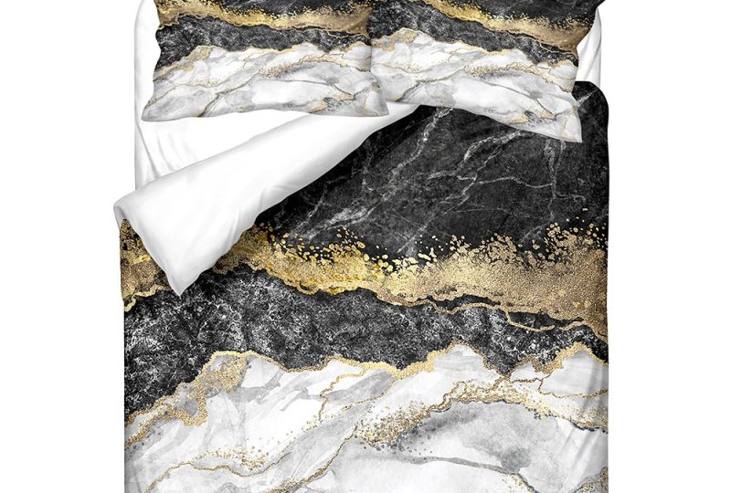 Parure de lit marbre noir, blanc et doré. Bonne qualité, confortable et à la mode sur un lit dans une maison