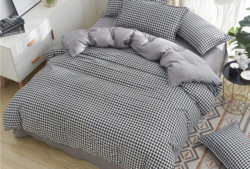Parure de lit à motif carreaux noir et blanc. Bonne qualité, confortable et à la mode sur un lit dans une maison