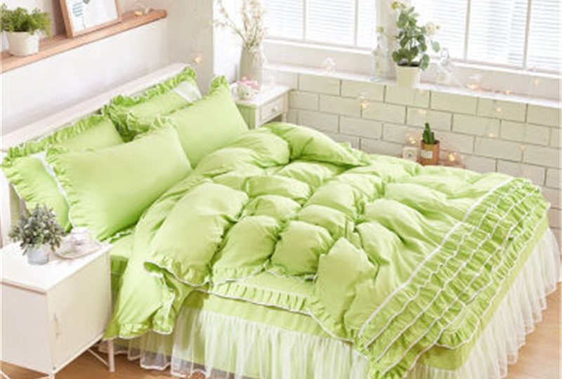 54241-97fc68.jpg Parure de lit vert pomme à dentelle. Bonne qualité, confortable et à la mode sur un lit dans une maison
