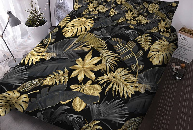 Parure de lit noir motif feuilles de palmier dorées. Bonne qualité, confortable et à la mode sur un lit dans une maison