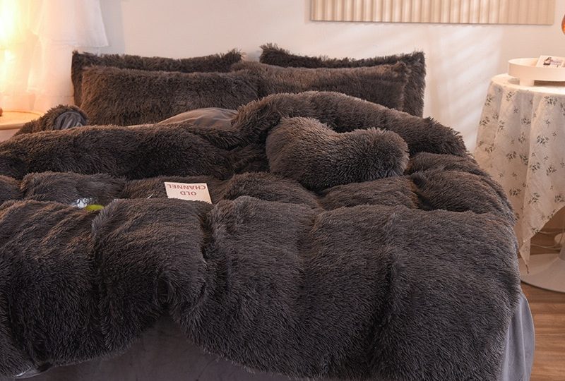 Parure de lit noire polaire. Bonne qualité, confortable et à la mode sur un lit dans une maison