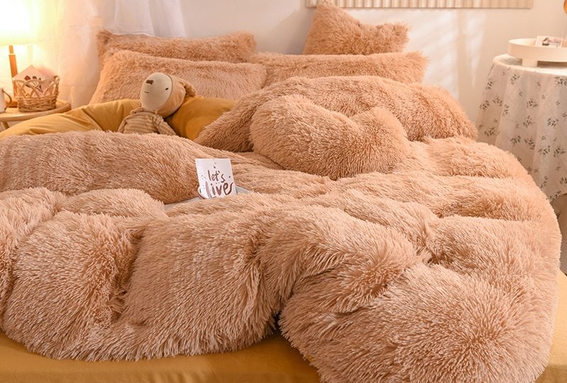 Parure de lit polaire marron. Bonne qualité, confortable et à la mode sur un lit dans une maison