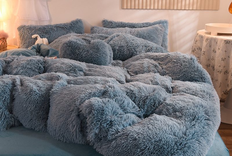 Parure de lit polaire bleu nuit. Bonne qualité et à la mode sur un lit dans une maison