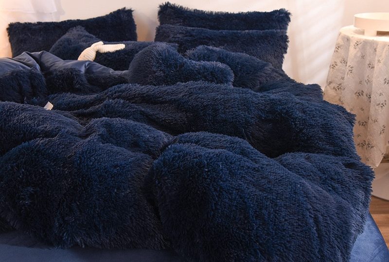 Parure de lit polaire bleu nuit. Bonne qualité et à la mode sur un lit dans une maison