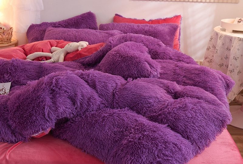 Parure de lit polaire violette effet fourrure. Bonne qualité, confortable et à la mode sur un lit dans une maison
