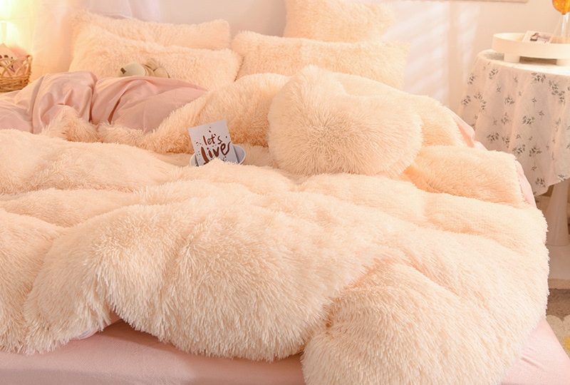 Parure de lit polaire saumon. Bonne qualité, confortable et à la mode sur un lit dans une maison