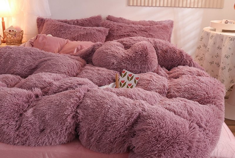 Parure de lit polaire violette. Bonne qualité, confortable et à la mode sur un lit dans une maison