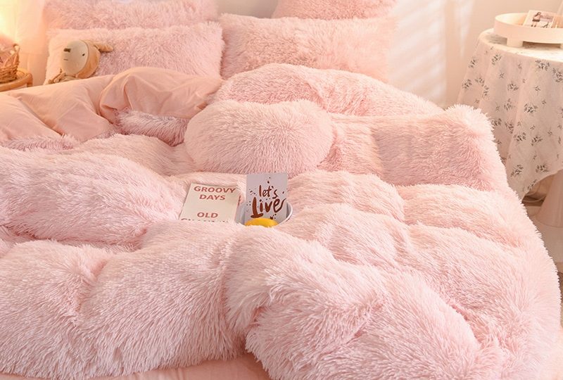 54533-bfb2f8.jpg Parure de lit polaire rose. Bonne qualité, confortable et à la mode sur un lit dans une maison