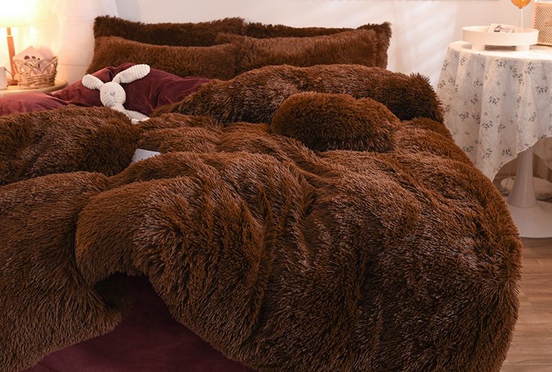 Parure de lit marron chocolat polaire. Bonne qualité, confortable et à la mode sur un lit dans une maison