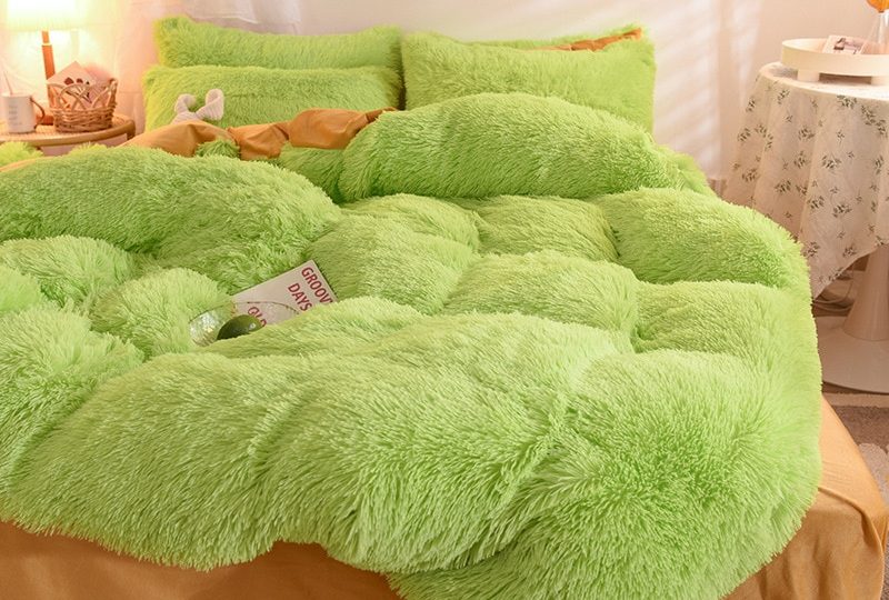Parure de lit vert pomme polaire. Bonne qualité, confortable et à la mode sur un lit dans une maison