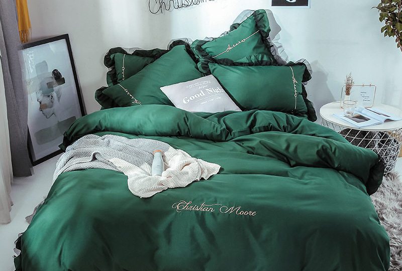 Parure de lit verte contour noir. Bonne qualité, confortable et à la mode sur un lit dans une maison