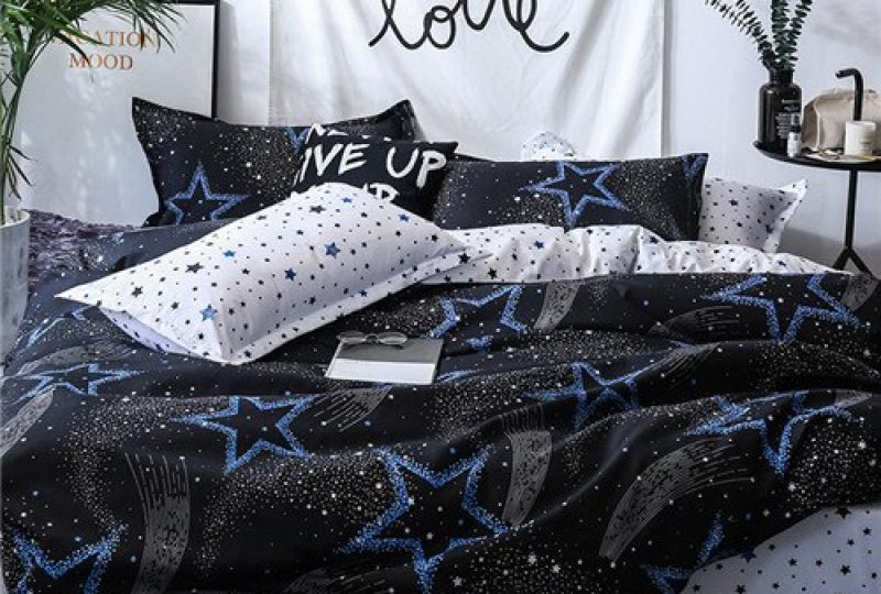Parure de lit noire avec imprimés étoiles. Bonne qualité, confortable et à la mode sur un lit dans une maison