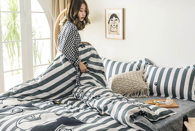 54769-1ff973.jpg Parure de lit rayée noir et blanc à motifs couple de chats. Bonne qualité, confortable et à la mode sur un lit dans une maison