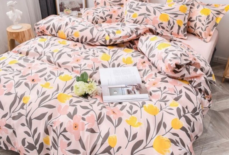 54769-5dd8d5.jpg Parure de lit blanche style bohème. Bonne qualité, confortable et à la mode sur un lit dans une maison