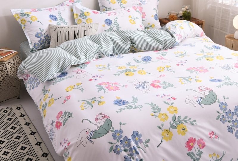 54769-6b72fe.jpg Parure de lit bleu marine avec imprimé étoile. Bonne qualité, confortable et à la mode sur un lit dans une maison