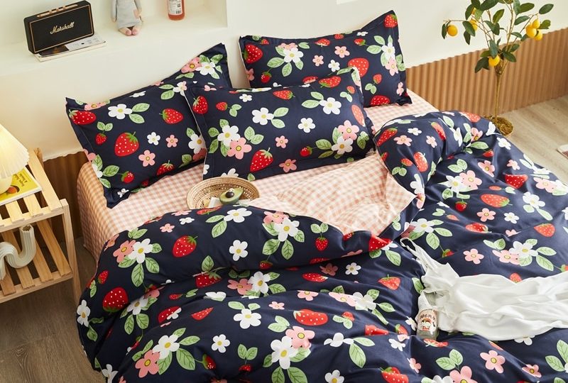 54769-8676ac.jpg Parure de lit bleu marine avec imprimé fraise et fleurs. Bonne qualité, confortable et à la mode sur un lit dans une maison