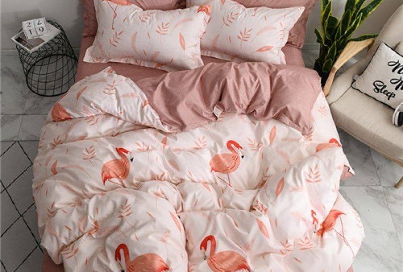 54769-971e60.jpg Parure de lit à motif flamant rouge. Bonne qualité, confortable et à la mode sur un lit dans une maison