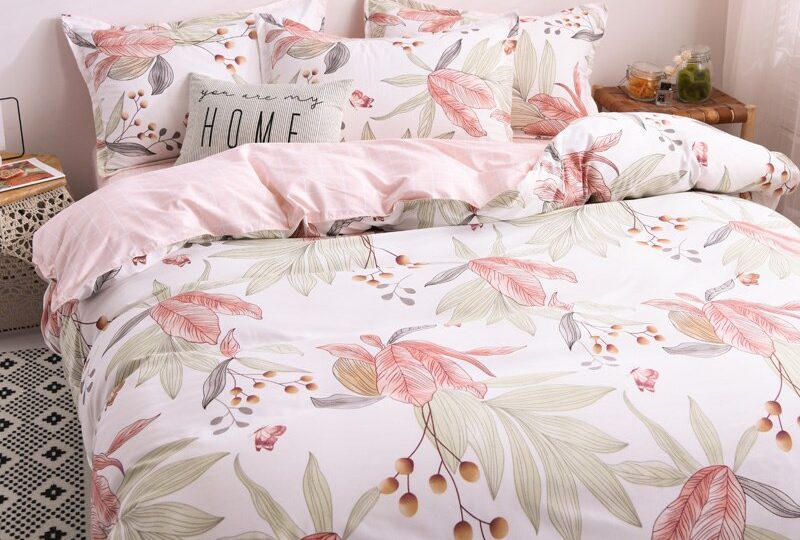 54769-f2e750.jpg Parure de lit blanche à motif fruits exotique. Bonne qualité, confortable et à la mode sur un lit dans une maison