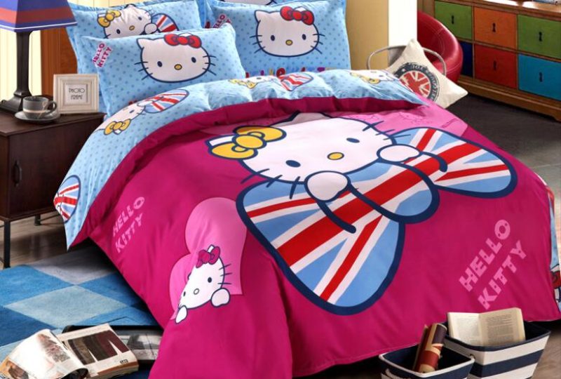 Parure de lit rose Hello Kitty à motif nœud. Bonne qualité, confortable et à la mode sur un lit dans une maison