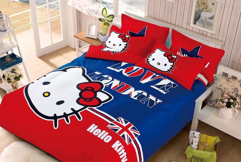 Parure de lit London Hello kitty. Bonne qualité, confortable et à la mode sur un lit dans une maison