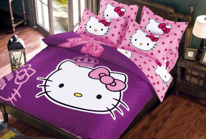 Parure de lit violette à motif Hello Kitty. Bonne qualité, confortable et à la mode sur un lit dans une maison