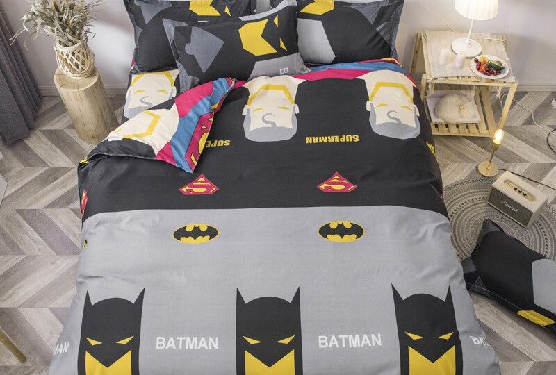 55790-75dff5.jpg Parure de lit à motif Batman et Superman. Bonne qualité, confortable et à la mode sur un lit dans une maison