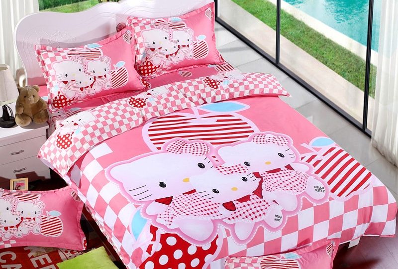 Parure de lit rose imprimé Hello kitty. Bonne qualité, confortable et à la mode sur un lit dans une maison