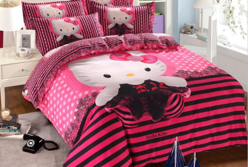 Parure de lit Hello Kitty rayée rouge et noir. Bonne qualité, confortable et à la mode sur un lit dans une maison