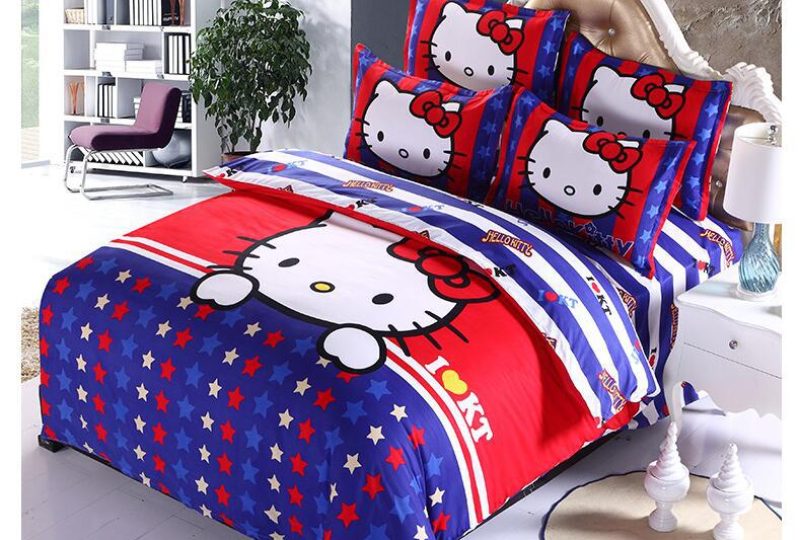 Parure de lit Hello kitty étoiles bleus et rouges. Bonne qualité, confortable et à la mode sur un lit dans une maison